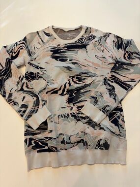 Crewneck Sweater in Light Gray Abstract Marble Print